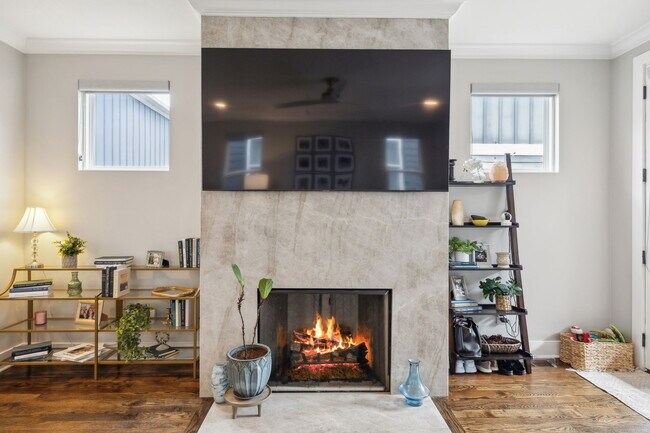 Building Photo - 6216B California Ave