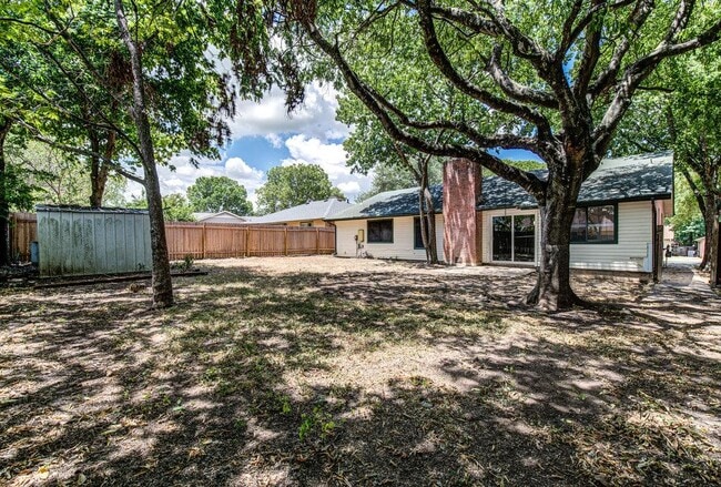 Building Photo - 10105 Woodland Village Dr