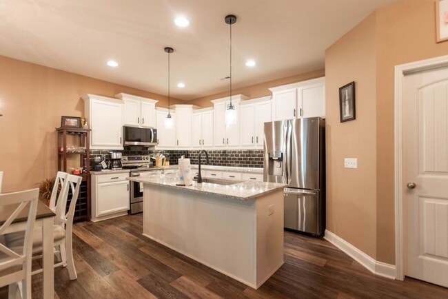 Building Photo - Fantastic Location & Price