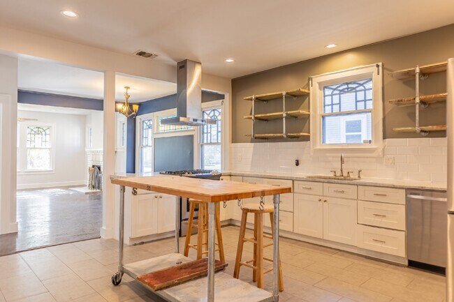 Building Photo - 209 Carolina St