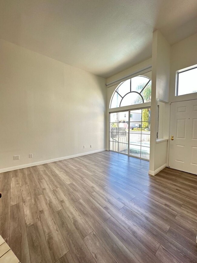 Building Photo - Sherman Oaks - Stunning 2 Bed Townhonme - Wood Floors - Central Heat/Air - 2 Car Garage!