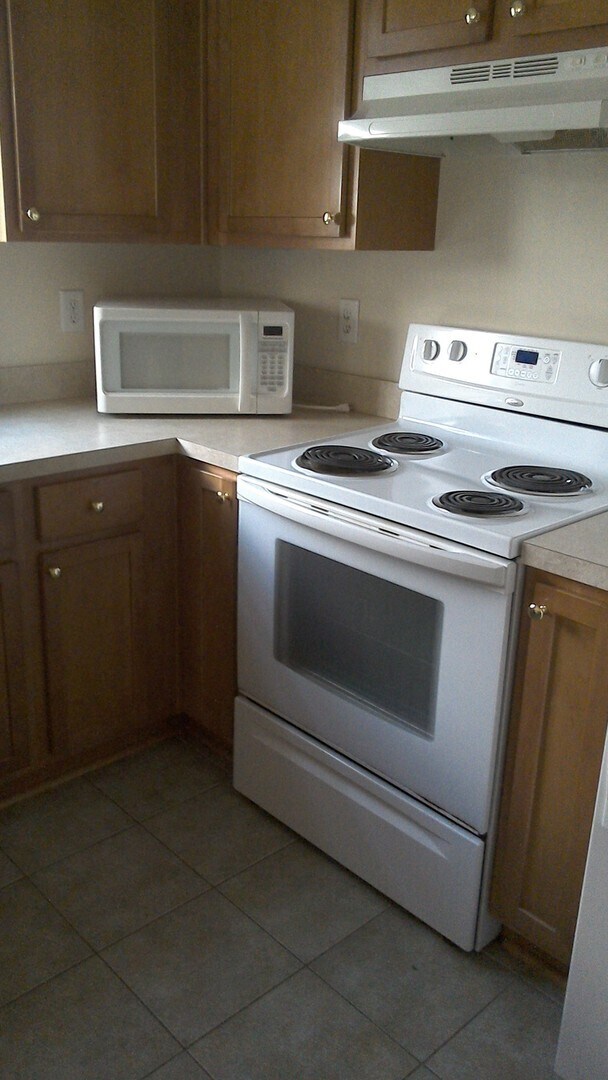 Building Photo - SPECIAL!  2 Bedroom/2 bath Condo - 1/2 half rent second month