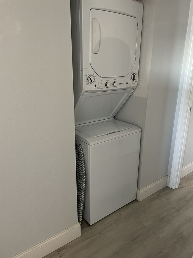 Washer Dryer Unit - 201 W Laurel St