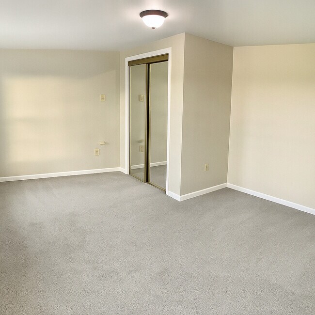 Building Photo - 239 Spruce St