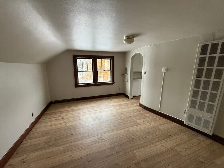 Building Photo - 818 N Van Buren St