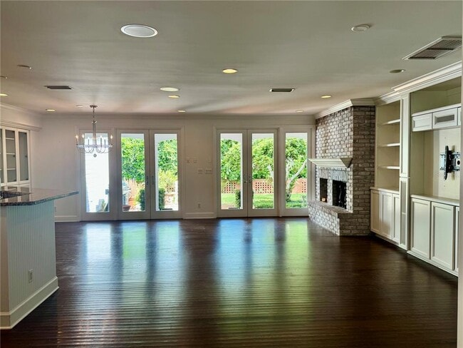 Building Photo - 912 S Himes Ave