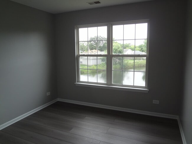 Building Photo - 1127 N Red Oak Cir