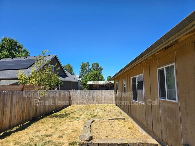 Building Photo - 2830 SE Deborah Pl