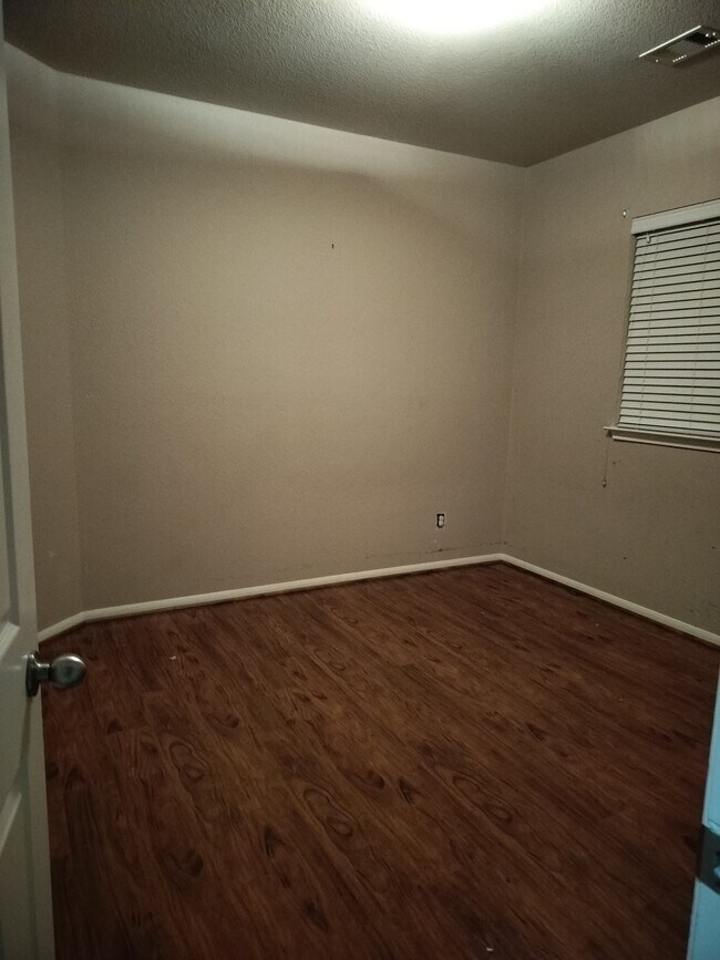 Building Photo - 6027 Schaumburg Dr
