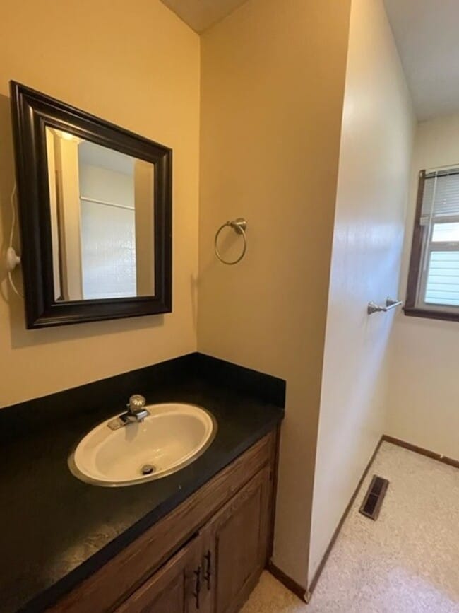 Building Photo - Southside Springfield!  2 Bedroom/2 Bath D...