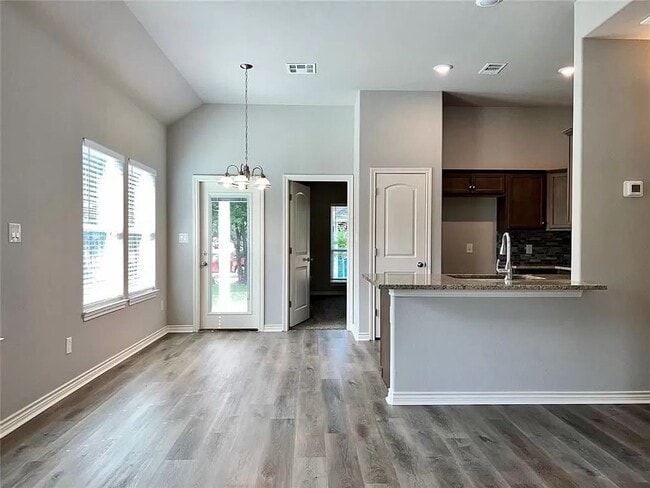 Building Photo - 4 Bedroom 3 Bath