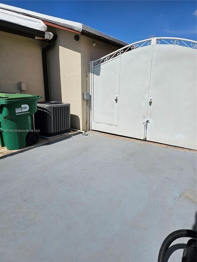Building Photo - 17215 SW 115th Ave