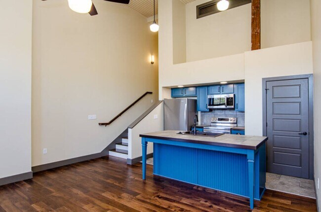 Building Photo - C Street Loft Available Now!