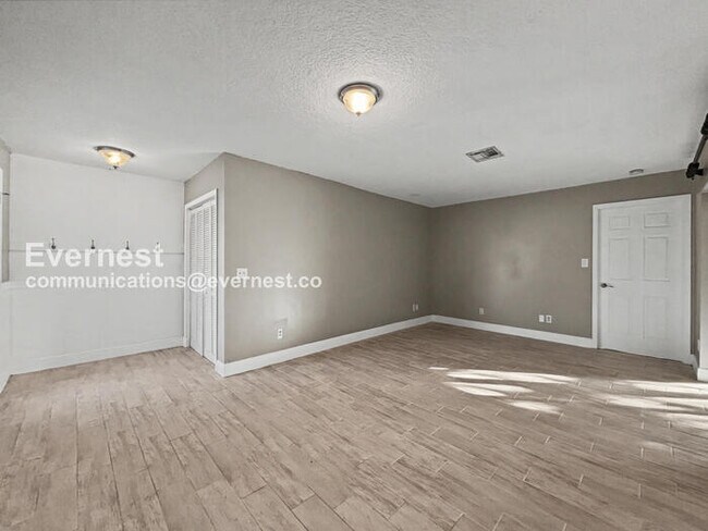 Building Photo - 3 Bed/2 Bath Home with Fenced Yard & Garage / Available Now!