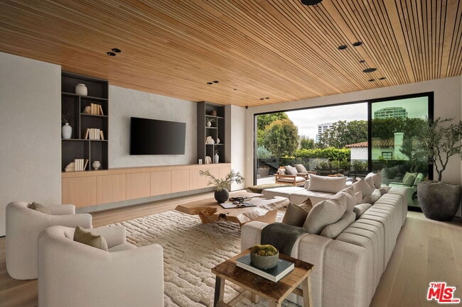 Building Photo - 10386 Strathmore Dr