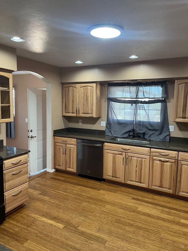 Building Photo - 626 S Huachuca St
