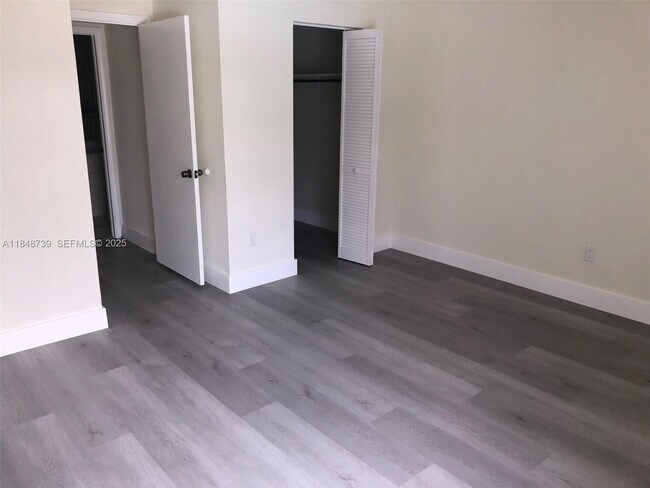 Building Photo - 10748 N Kendall Dr