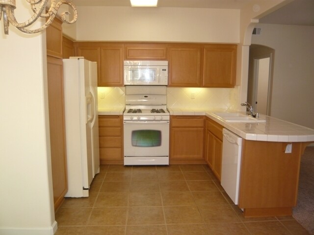 Building Photo - 3 Bedroom Condo in Sunrise Hills