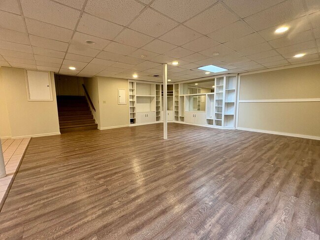 Building Photo - 1325 W Poplar St