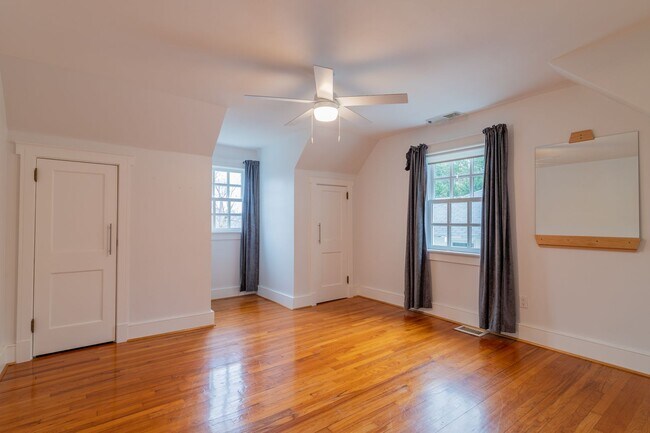 Building Photo - FOR RENT in LAKE BOTTOM! Available Now!