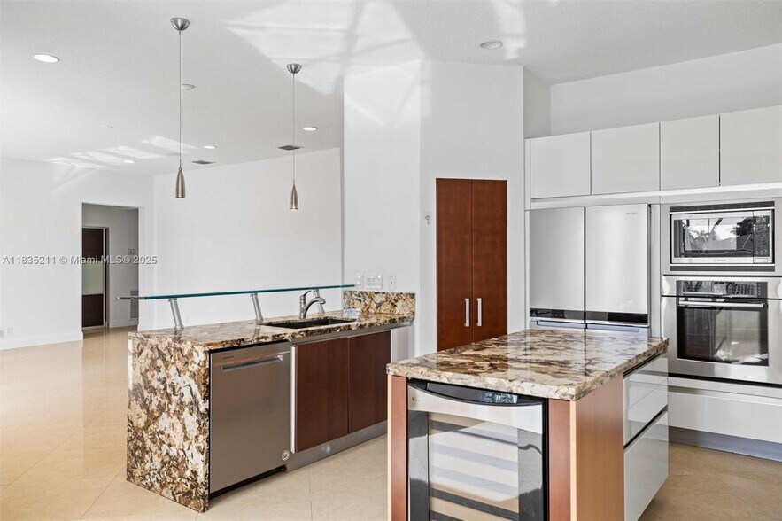 Building Photo - 926 Marina Dr