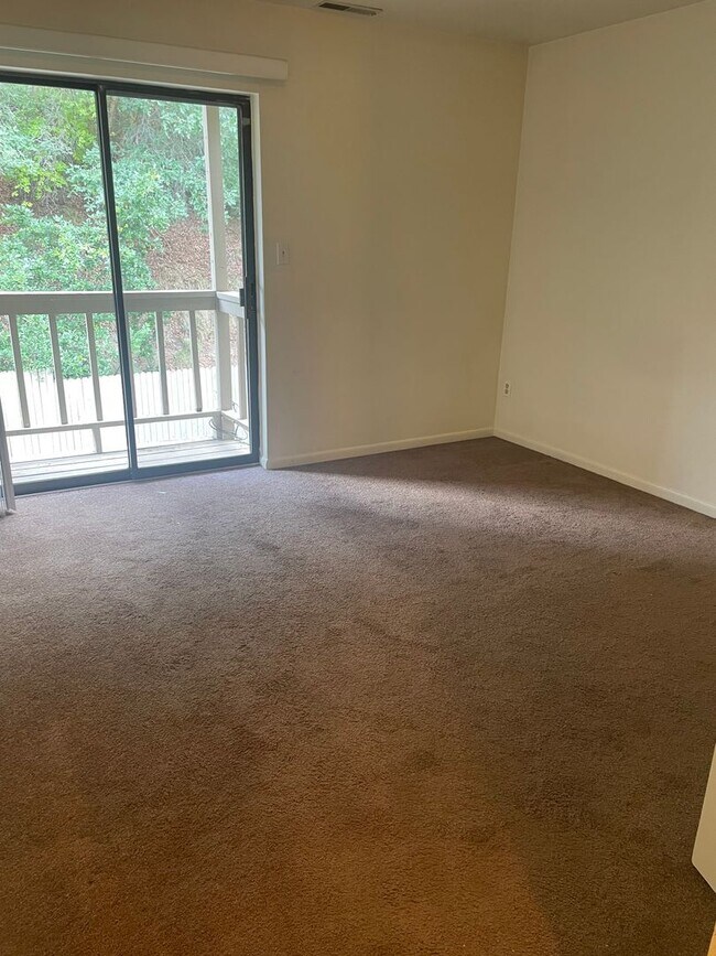 Building Photo - Two Bedroom, Two Bathroom Florida Rd Apt with Convenient Location!