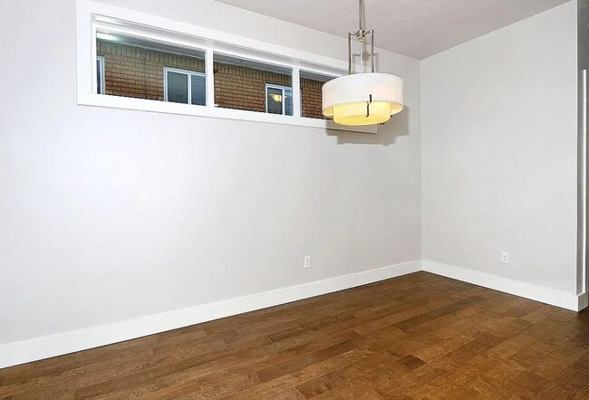 Building Photo - 2805 W Pleasanton Ave