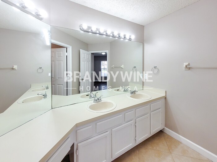 Building Photo - 542 Queensbridge Dr