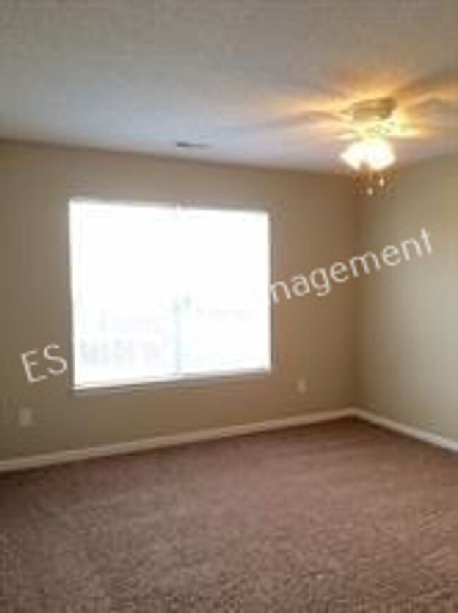 Building Photo - Wonderful  4 Bedroom 2.5 Bathroom Two Stor...