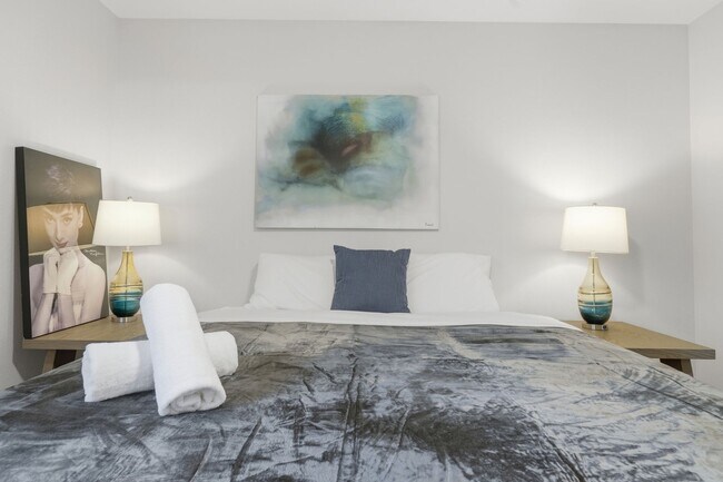 Building Photo - 4 bed with back yard in great East side location.