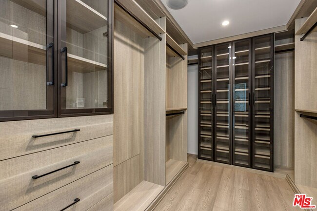 Building Photo - 1805 Coldwater Canyon Dr