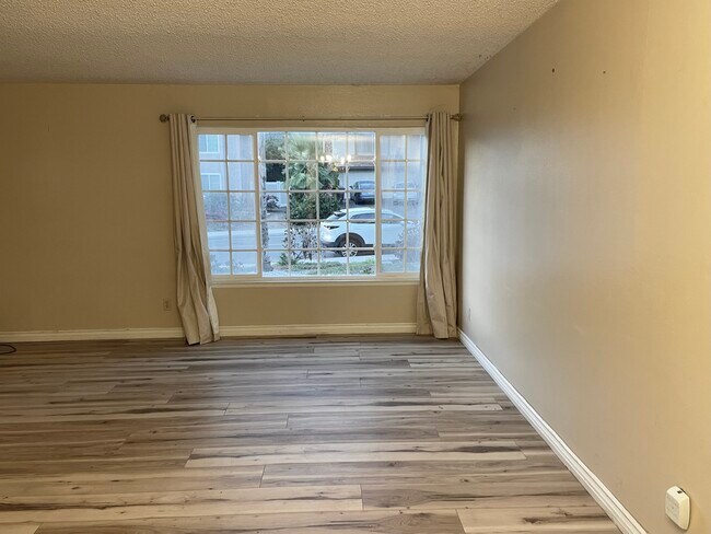 Building Photo - 746 Hacienda Dr