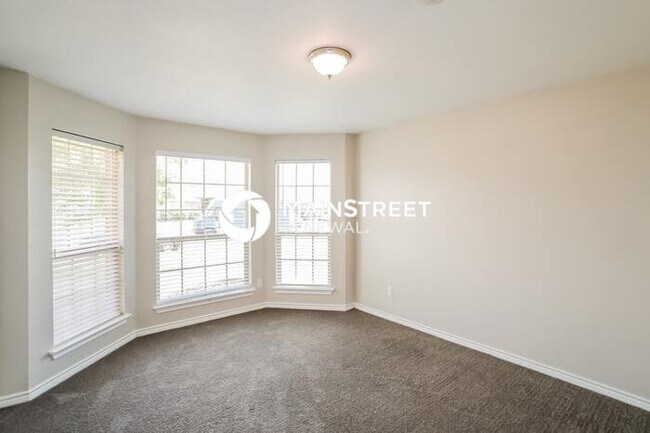 Building Photo - 3 Bedroom Pet-Friendly Home in Edmond, OK with Main Street Renewal