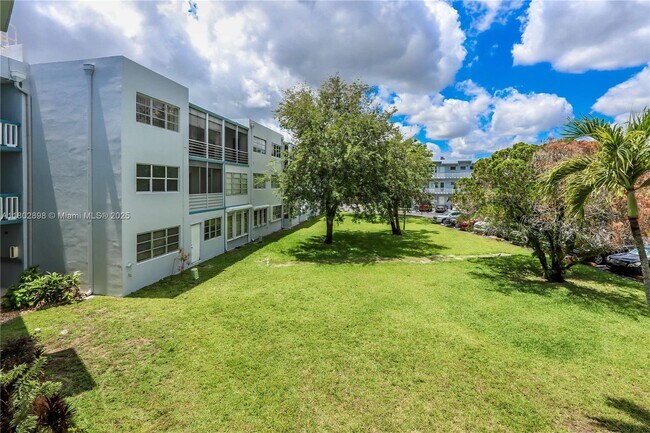 Building Photo - 2223 Park Ln