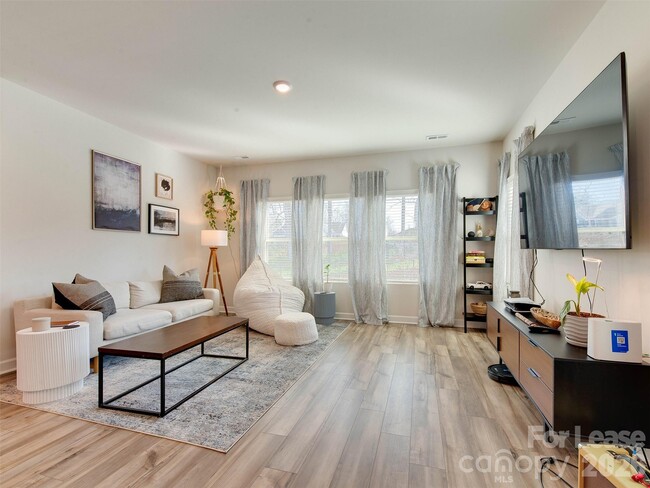 Building Photo - 4009 Woodland View Dr
