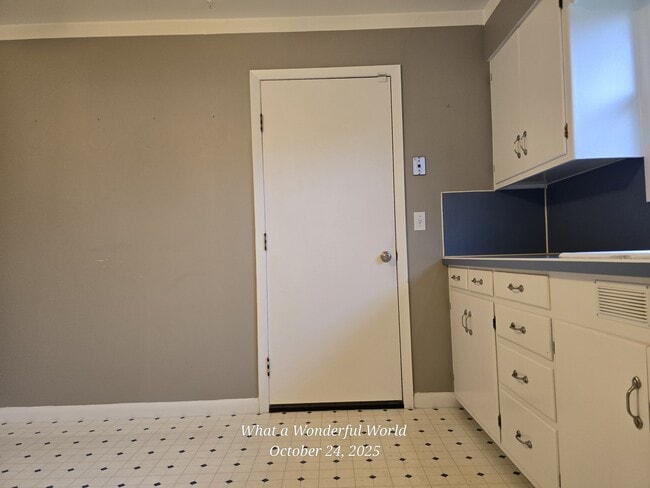 Building Photo - 583 Delmar Dr N