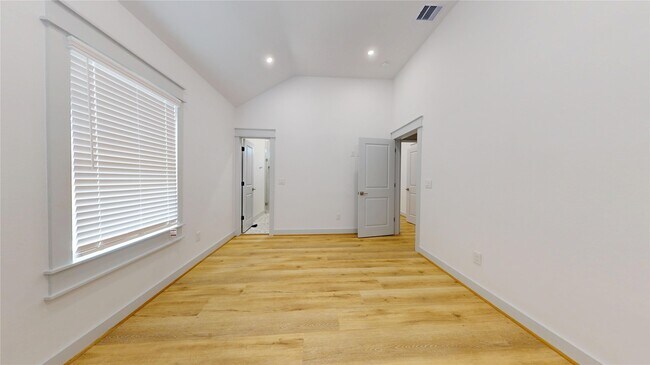 Building Photo - 4305 Rogers St