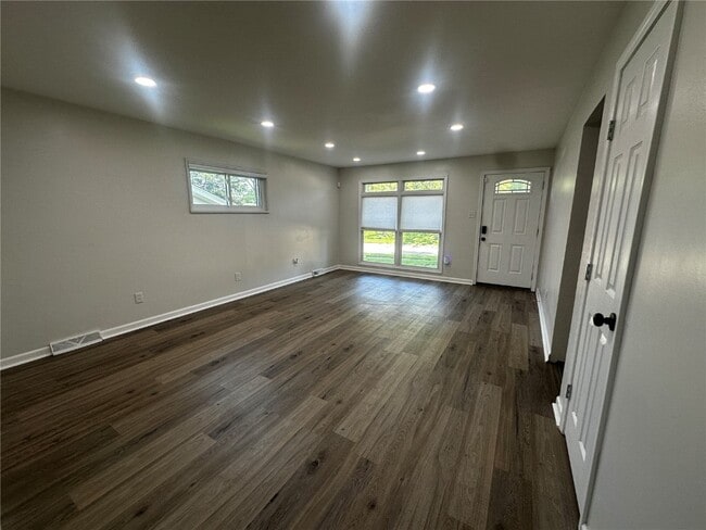 Building Photo - 6705 Lightwood Dr