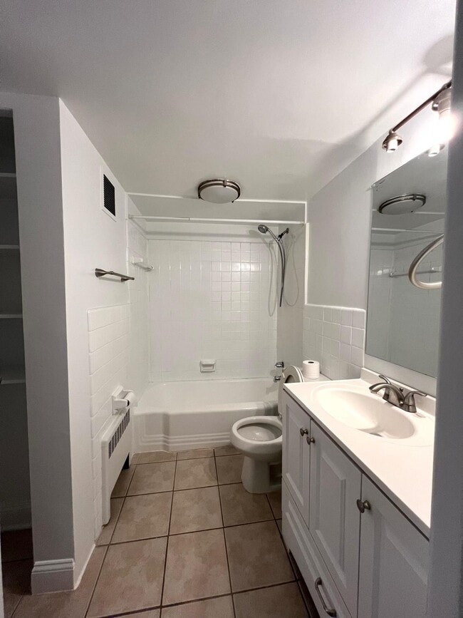 Building Photo - 922 24th St NW