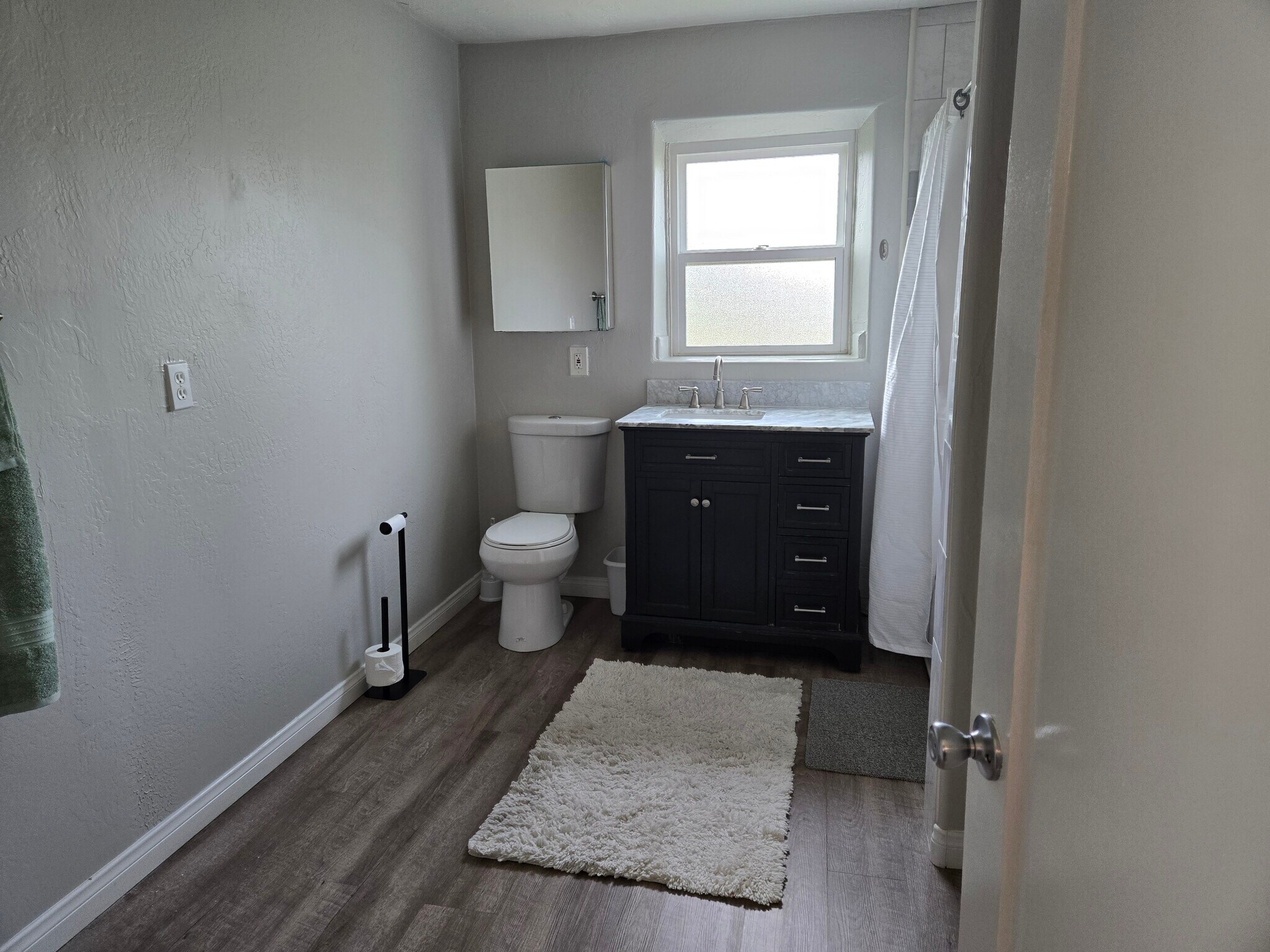 Large Bathroom Tub/Shower - 7219 Mohawk St