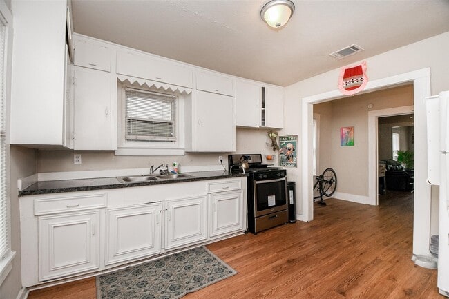 Building Photo - 5221 Darling St