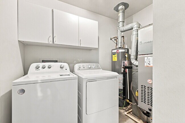 Building Photo - $1,895.95 3-bed, 1.5-bathroom located in Colorado Springs with a washer and dryer.