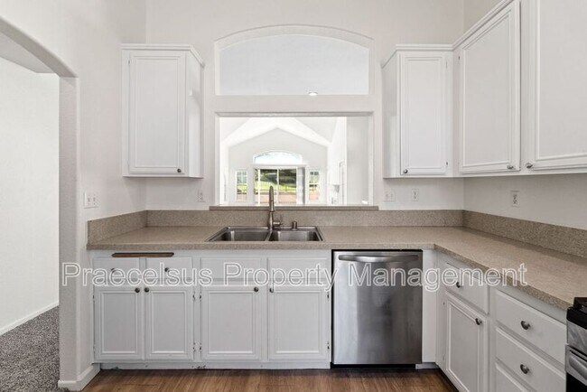 Building Photo - 2394-A Greenbriar Dr