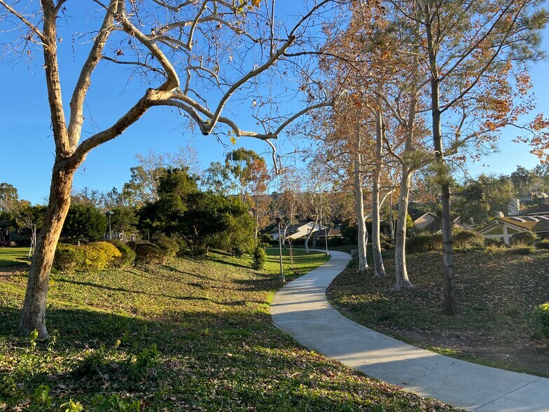 Building Photo - 5 Sandpebble