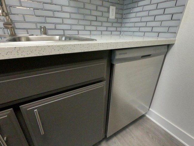 Building Photo - 1 bedroom in Sherman Oaks CA 91411