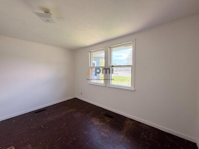 Building Photo - 2913 Oakdale Ave