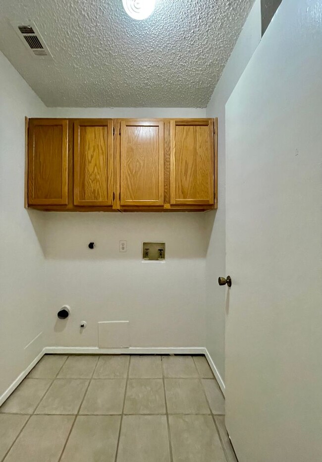 Building Photo - 2 WEEKS FREE RENT!! Charming 2 Bedroom, 2 ...