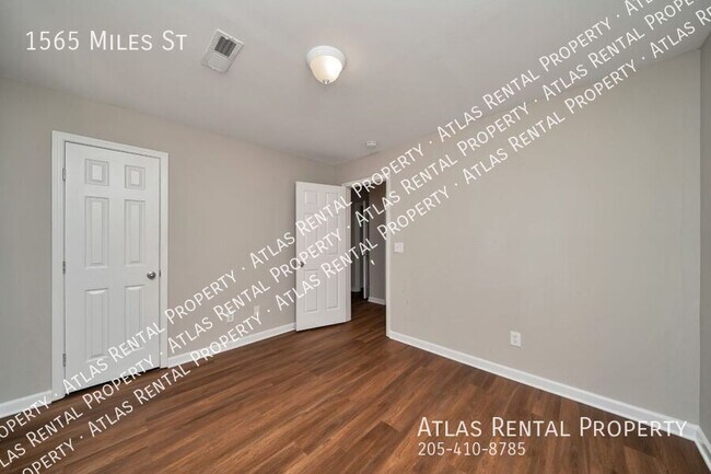 Building Photo - 1565 Miles St