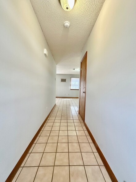 Building Photo - 107 Mountain View Dr