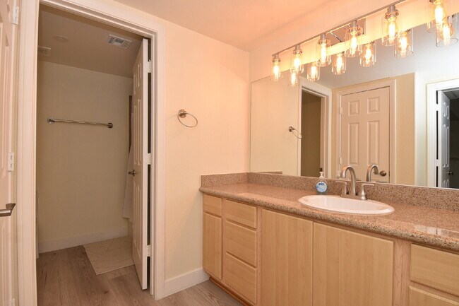 Building Photo - Charming 2nd Floor Unit In Gated Community!